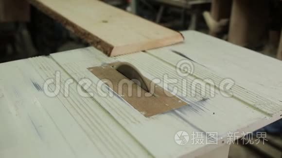 木工车间圆台锯切割木材视频