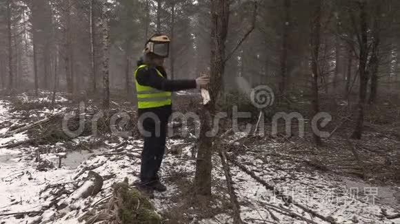 伐木工人试图在森林里启动电锯视频