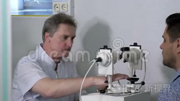 资深验光师为病人做视力测试视频