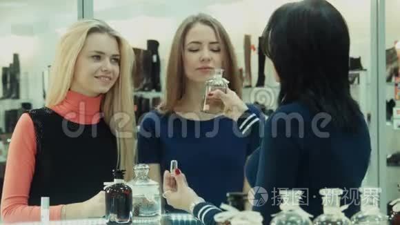 女孩们在商场里选择香水视频