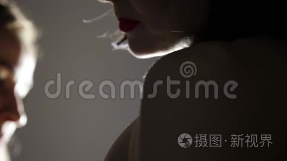 美容师在年轻美女身上涂抹面霜