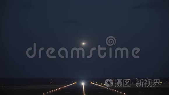 起飞飞机跑道夜景视频