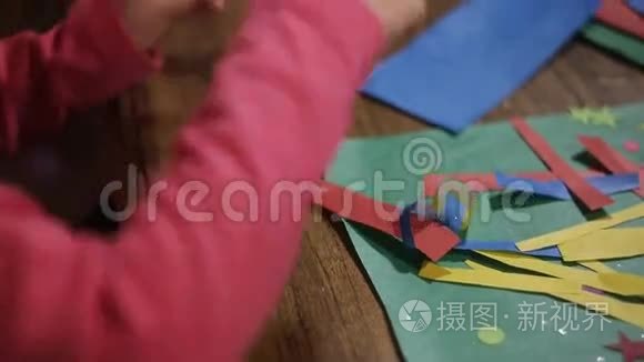 小女孩用胶水制作的手工艺品视频