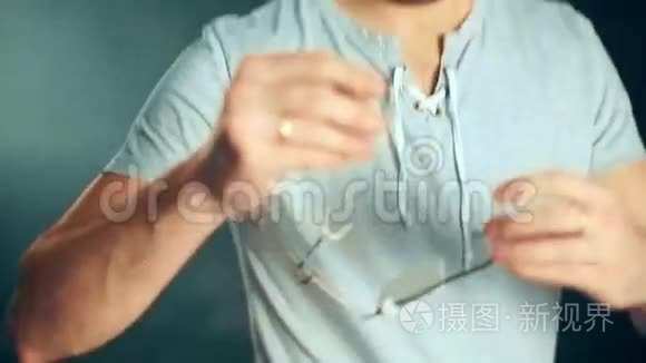 有人用向目标射击视频