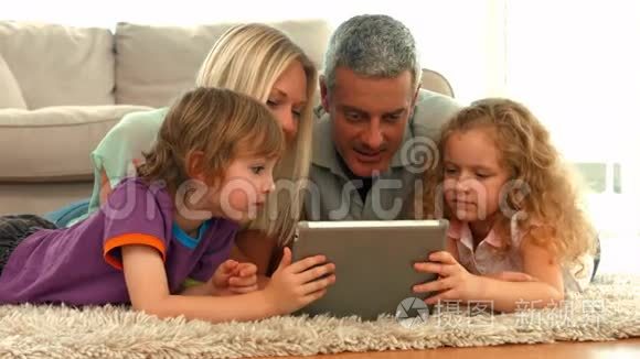 幸福的家庭一起使用平板电脑