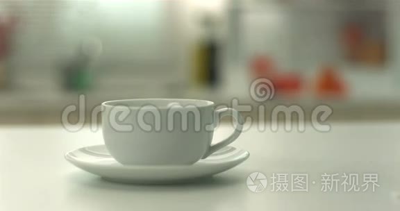 茶袋掉在杯子里视频
