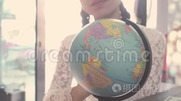 女人计划去旅行视频