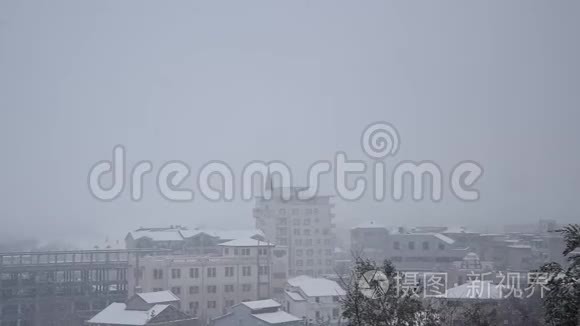 阿尔巴尼亚Shkoder市上空大雪