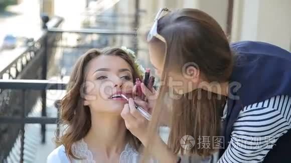 化妆师为新娘画嘴唇视频