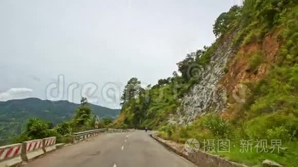 有障碍植物的弯曲山地沥青路视频