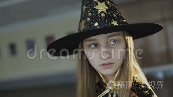 穿着夜装的魔女在镜头前摆姿势视频