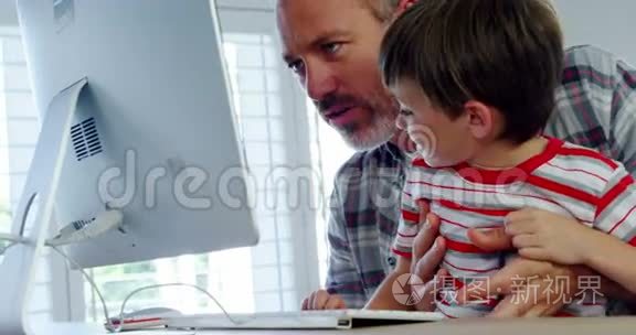 父子使用台式电脑视频