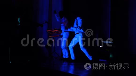 2名男子在激光表演中跳舞和打电子鼓