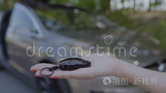 豪华电动汽车的汽车钥匙视频