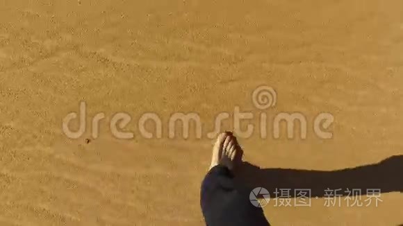 在沙漠中赤脚行走的人视频
