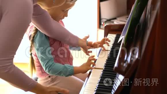 小女孩学弹钢琴视频