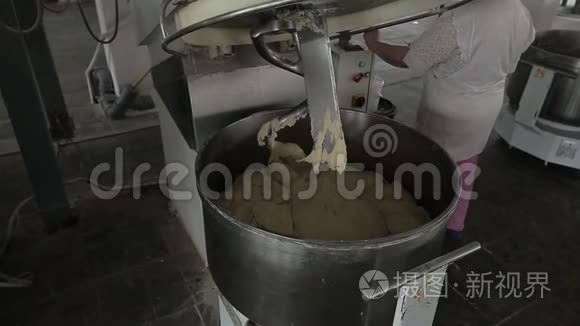 用机器揉面生产工厂面包的面团视频