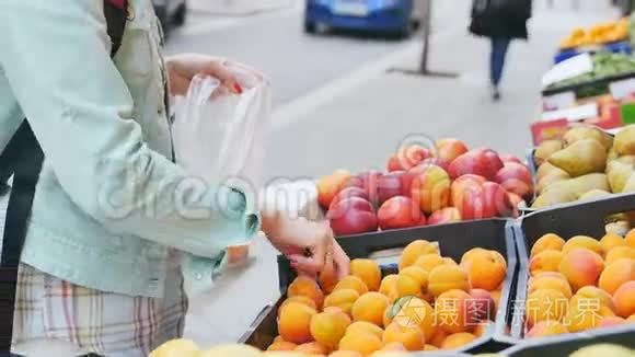 在街头市场上检查水果的女人视频