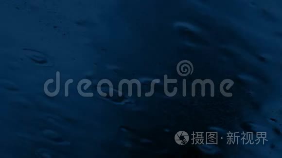 黑暗中的天空之光雨特写视频