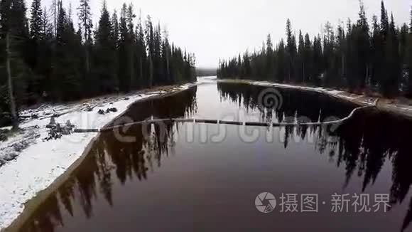 冬天弯弯曲曲的河水从湖中流过视频