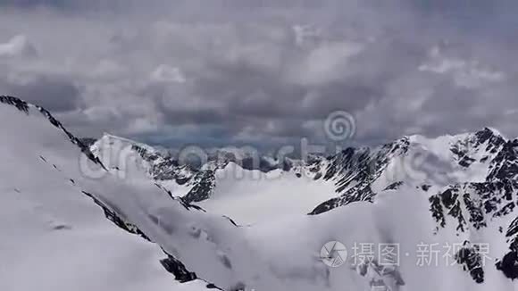 空中观景台深倾雪坑视频