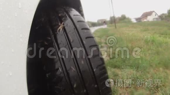 汽车车轮在潮湿的道路上行驶视频