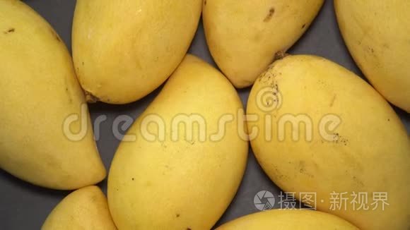 许多黄色泰国芒果水果旋转视频