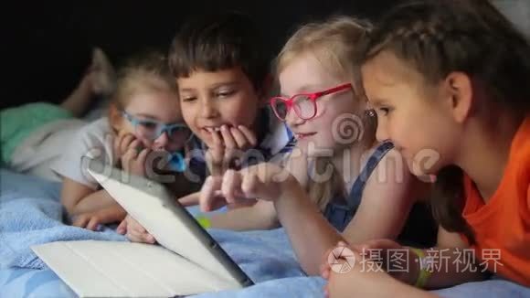 卡通儿童看你的平板电脑视频