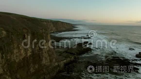 太平洋前岩石悬崖的空中拍摄视频