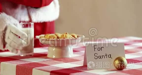 圣诞老人中段吃牛奶和早餐视频