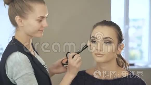化妆师给一个有魅力的女人化妆视频