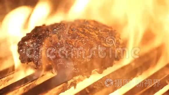 美味的牛肉汉堡在烤架上翻转视频