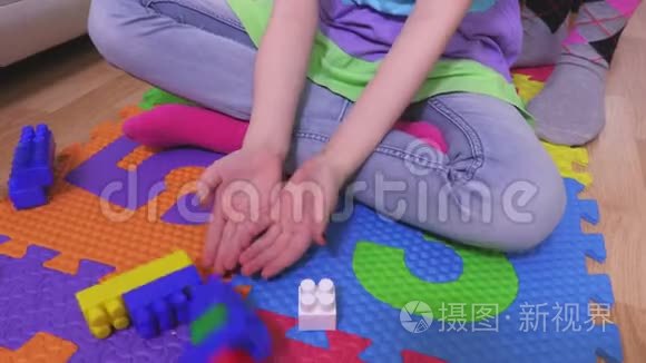 玩具砖落在女孩手上视频