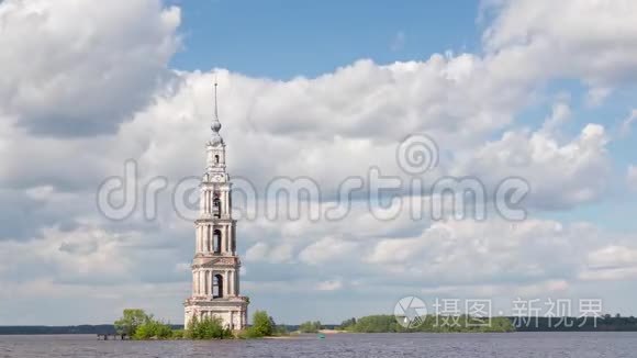 俄罗斯卡利亚津的钟楼被淹了视频