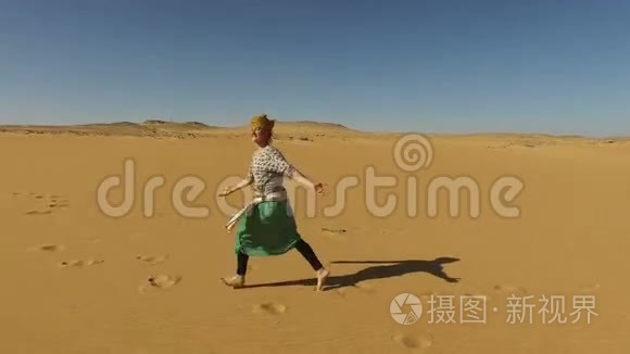 埃及沙漠中赤脚奔跑的快乐女人视频