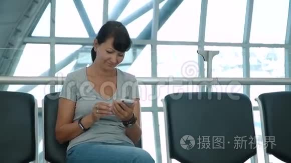 在空的机场等候区用电话的女人视频