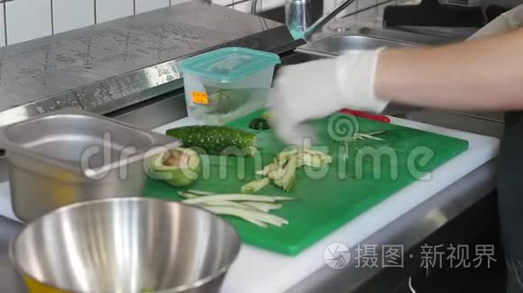 剁碎新鲜黄瓜做素素寿司卷视频