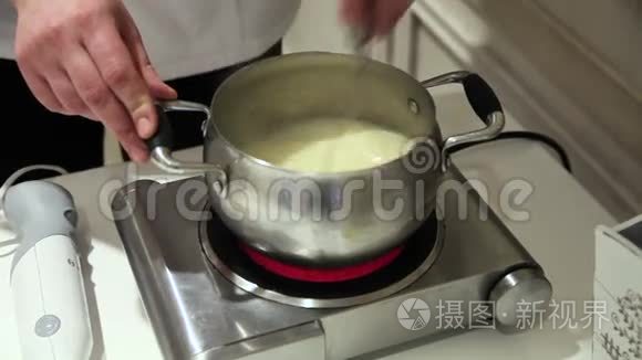 厨师把奶油在平底锅里搅拌视频