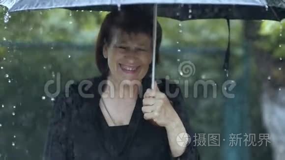 女人在雨中的伞下哭泣视频