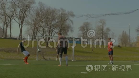 足球运动员在球场上练习足球视频