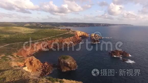 全景的海洋和悬崖葡萄牙，附近的卡拉帕特拉，罗塔维肯蒂纳。