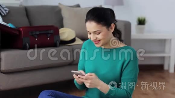 家里有智能手机的女人要去旅行视频