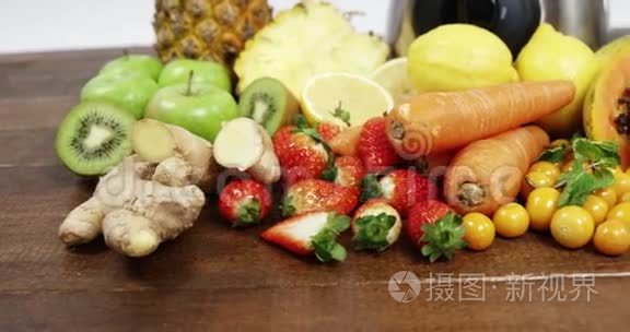各种水果和蔬菜在搅拌机里视频