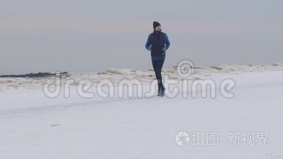 一个男人在雪地海滩上奔跑视频