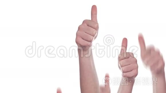 白种人中的一组，他们把手上的大拇指做成类似、赞同或赞同的符号
