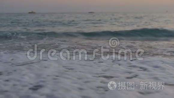 泡沫海浪和卵石海滩视频
