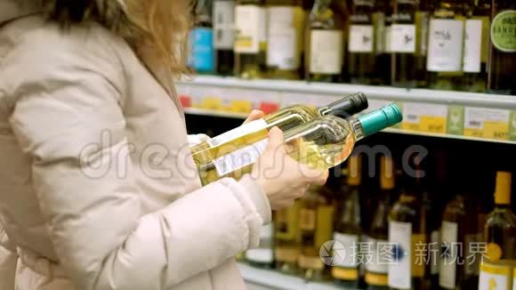 一个年轻的女人在超市买酒视频