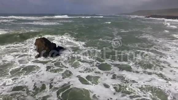 海浪冲击太平洋海岸风暴酿造视频