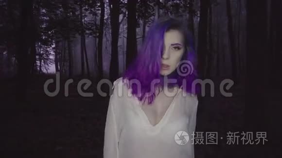 在黑暗森林中行走的白衬衫和紫发美女特写-惊悚场景。