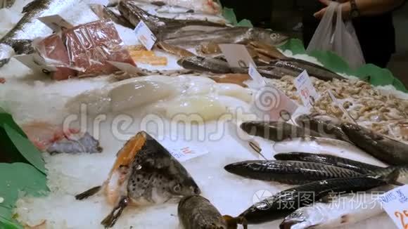 大型精选不同鲜鱼的柜台上的鱼市冰.. 新鲜市场的海鲜